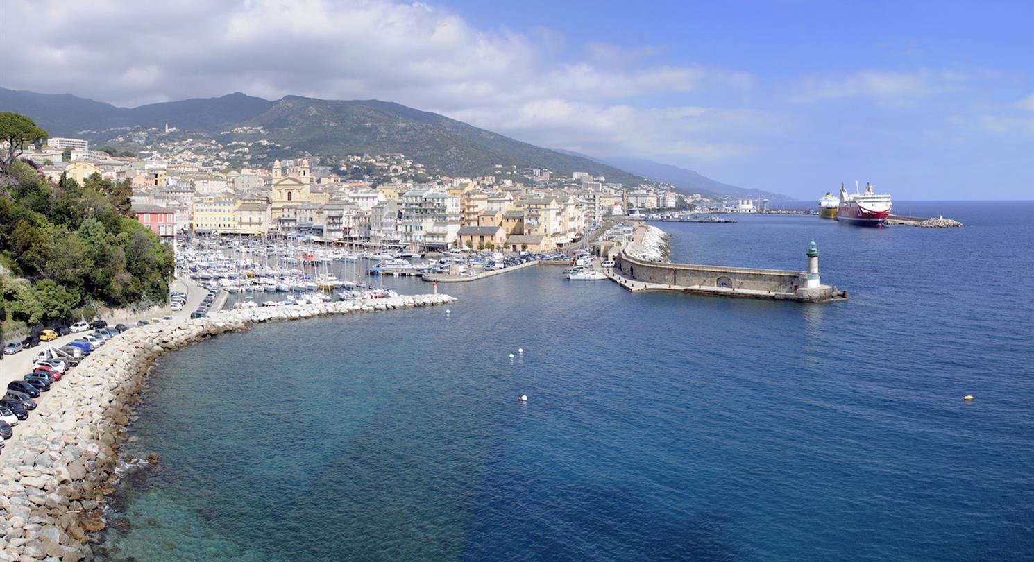 Haven van Bastia - aankomst per boot op de Village Vacances de Bagheera, naturistencamping Corsica