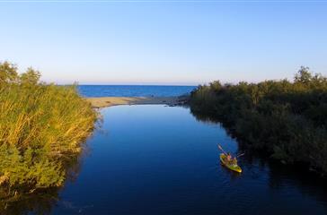 vijver met uitzicht op de Middellandse Zee - Domaine de Bagheera, Corsicaanse naturistencamping