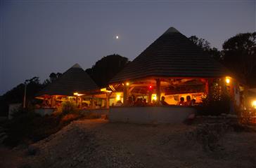 Paillote party - restaurant op de Corsicaanse naturistencamping - 4-sterren camping in Bagheera ten zuiden van Bastia