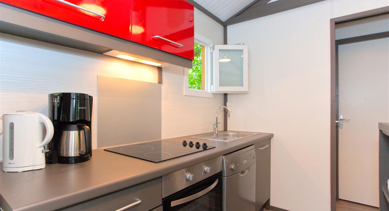 Corsicaanse naturistencamping - Chalet met ingerichte keuken in een naturistengebied op Corsica