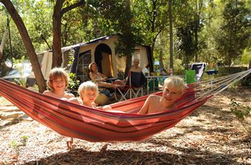 Groot gezinsaanbod - Verhuur van kampeerplaatsen - naturistencamping Corsica