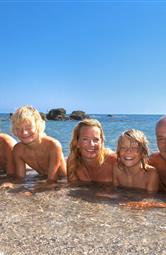 Familie-aanbieding - Corsicaans naturistenstrand, Domaine de Bagheera - 4-sterren familiecamping ten zuiden van Bastia