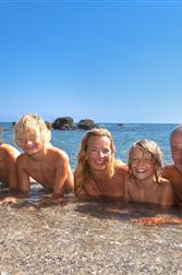 Familie-aanbieding - Corsicaans naturistenstrand, Domaine de Bagheera - 4-sterren familiecamping ten zuiden van Bastia