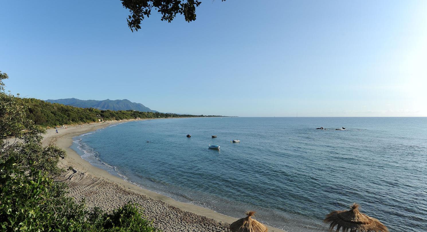 Corsicaans naturistenstrand in Linguizzetta - naturistencamping Corsica