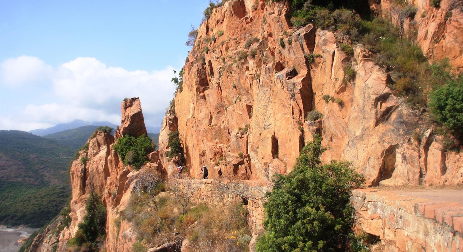 Toegang over de weg Bagheera naturistengebied op Corsica