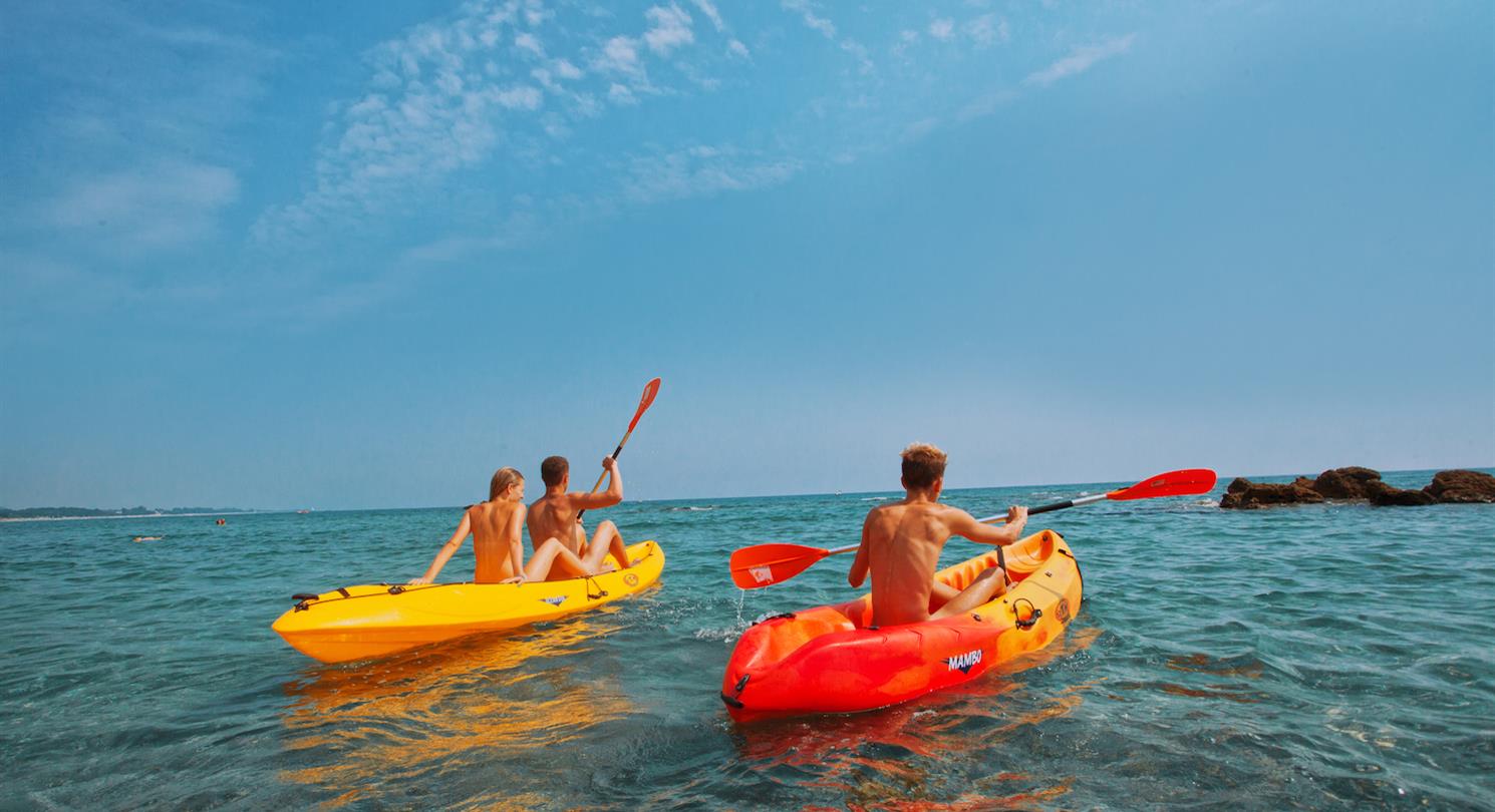 Kajakken op de naturistencamping Corsica - nautische activiteiten in het naturistengebied Bagheera