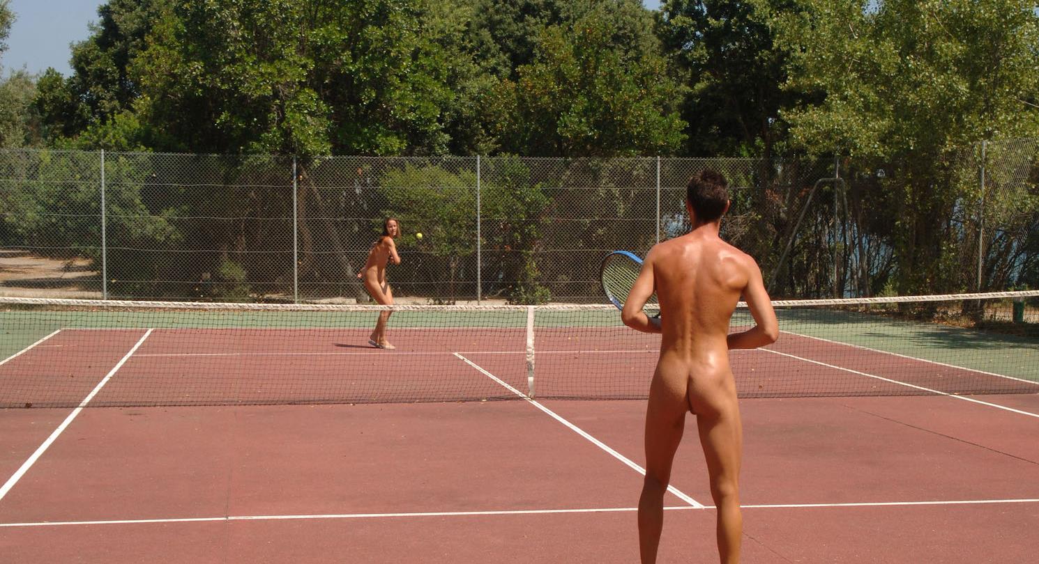 tennis op naturistencamping in Corsica