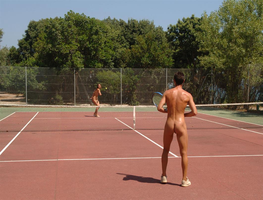tennis op naturistencamping in Corsica
