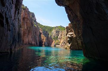 Ontdek de Calanques van Piana tussen Ajaccio en Calvi - Domaine de Bagheera, naturistencamping Corsica