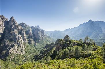 Wandelen in de bergen van Corsica vanuit de naturistische toeristische residentie - Domaine de Bagheera
