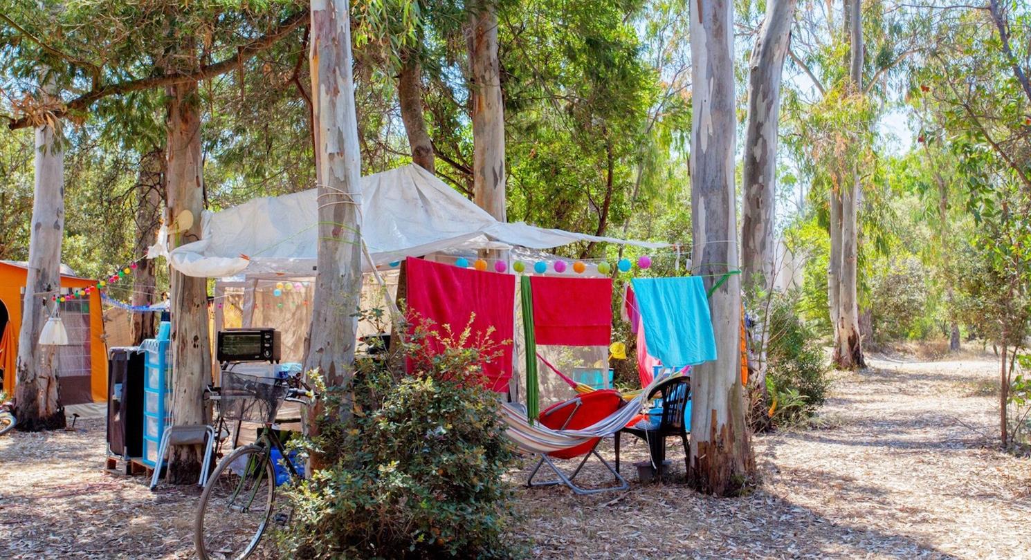Tentplaatsen met zeezicht op 4-sterren naturistencamping bij Aleria