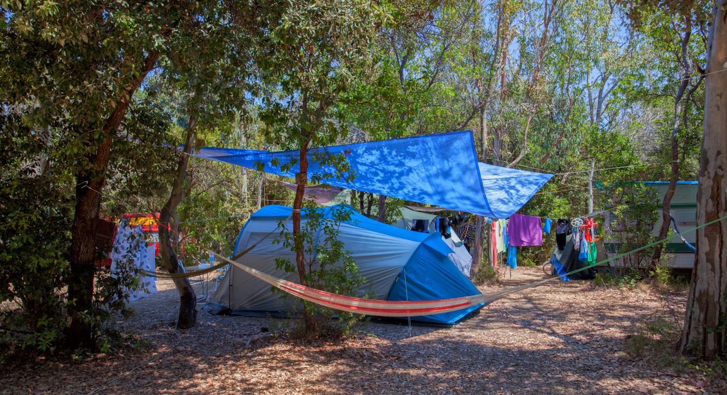 Tentplaats in het bos bij de naturistenstranden van Corsica