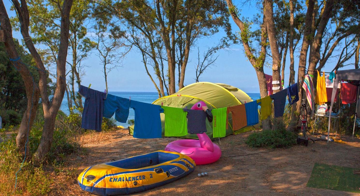 Naturistencamping met zeezichttenten ten zuiden van Bastia