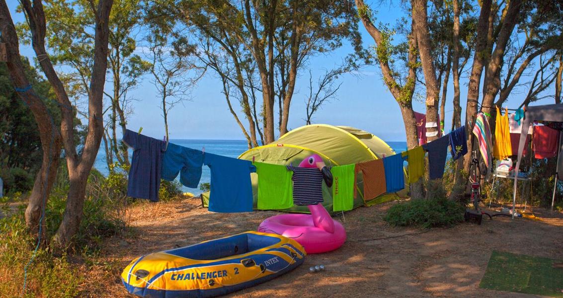 Naturistencamping met zeezichttenten ten zuiden van Bastia