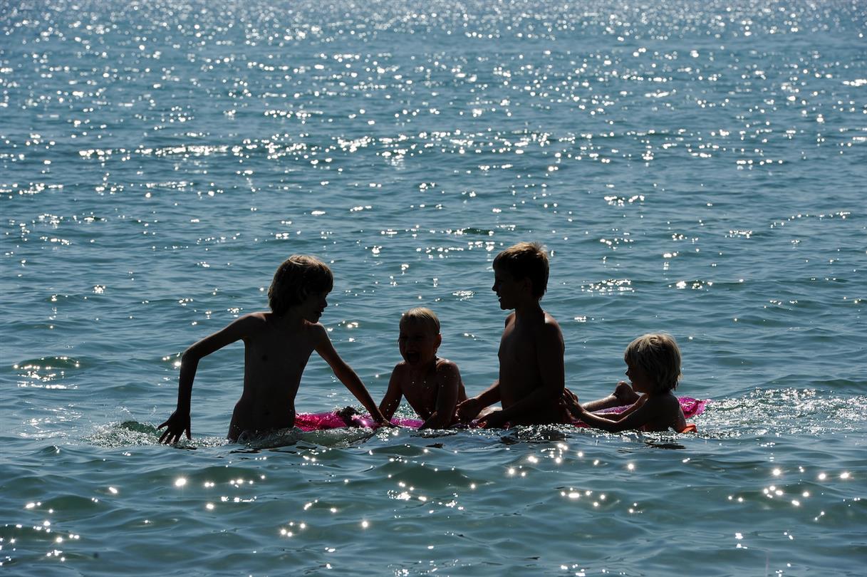 Waterspelletjes en activiteiten in de naturistische toeristische residentie - Domaine de Bagheera, Corsicaanse naturistencamping