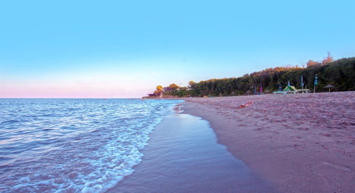 Strand 's avonds vroeg op Corsica - naturistencamping Corsica