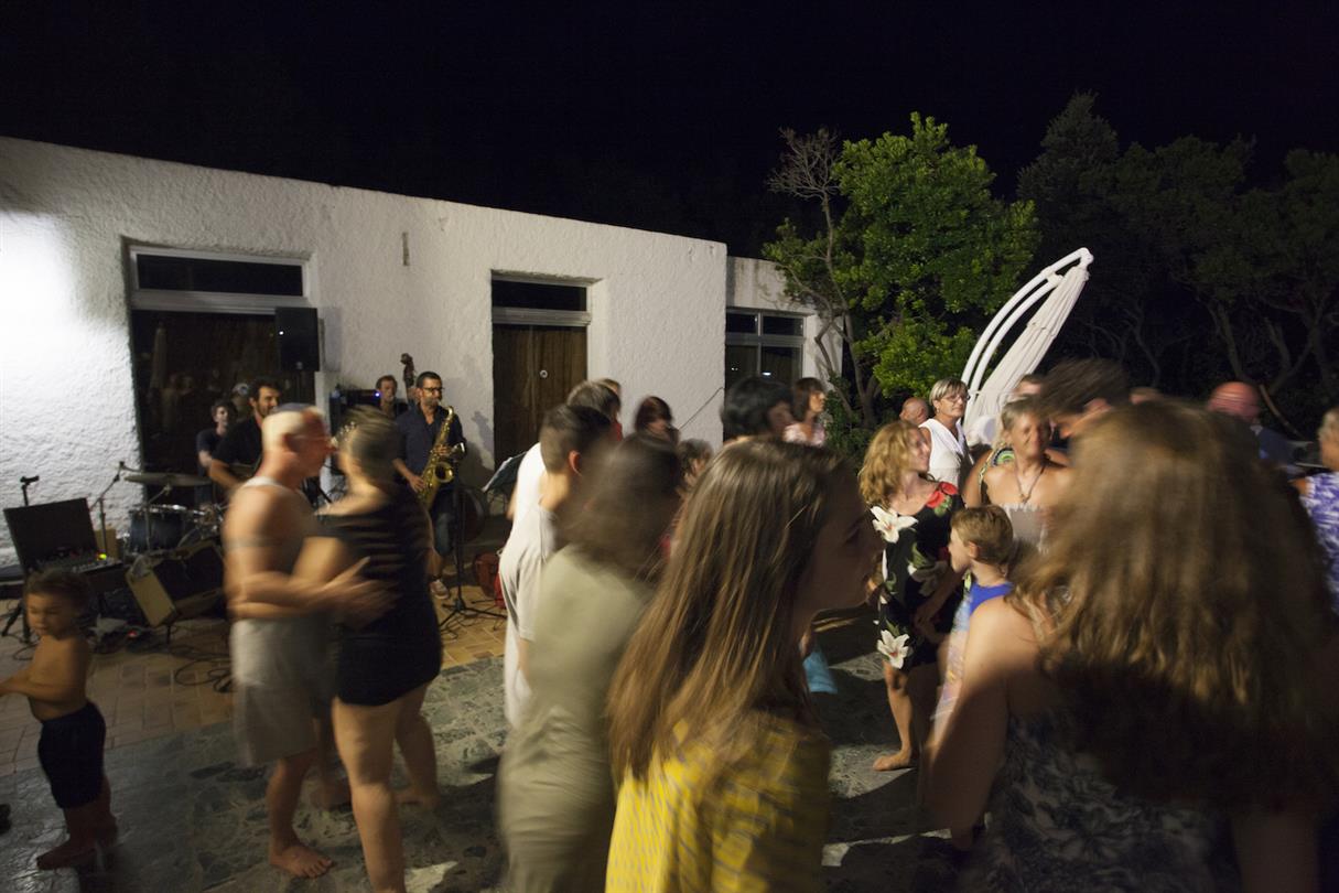 Avond op het domein van Bagheera - naturistisch vakantiedorp Corsica