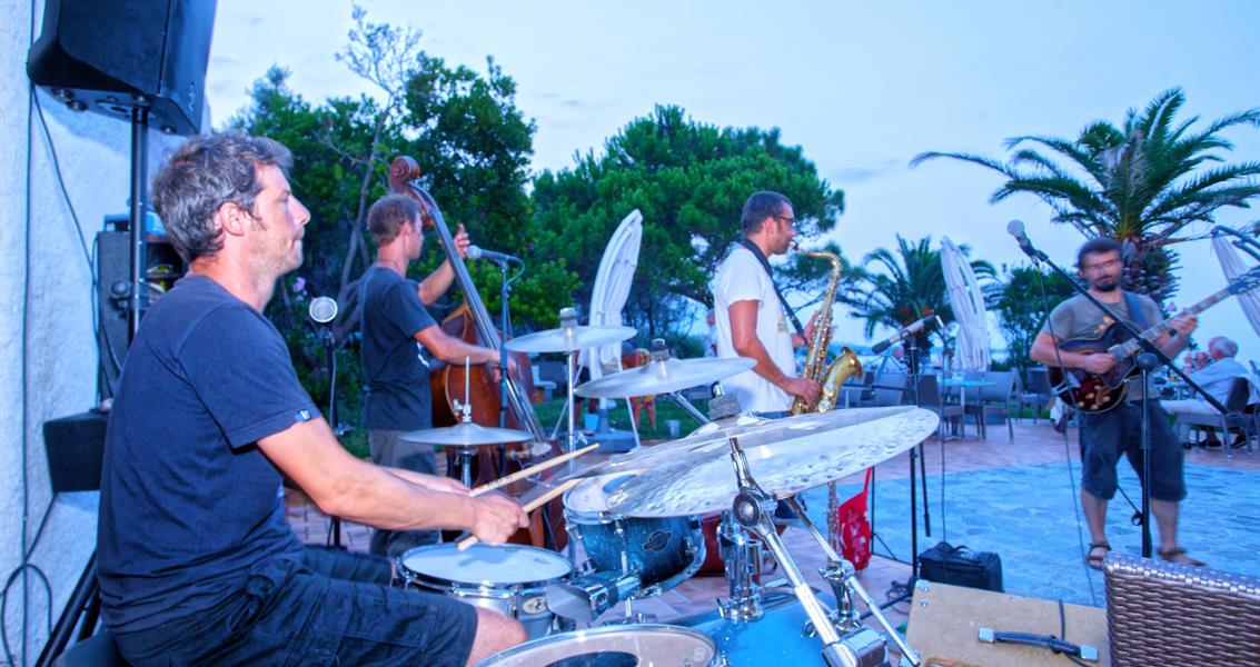 Concert op het Domaine de Bagheera, naturistencamping op Corsica