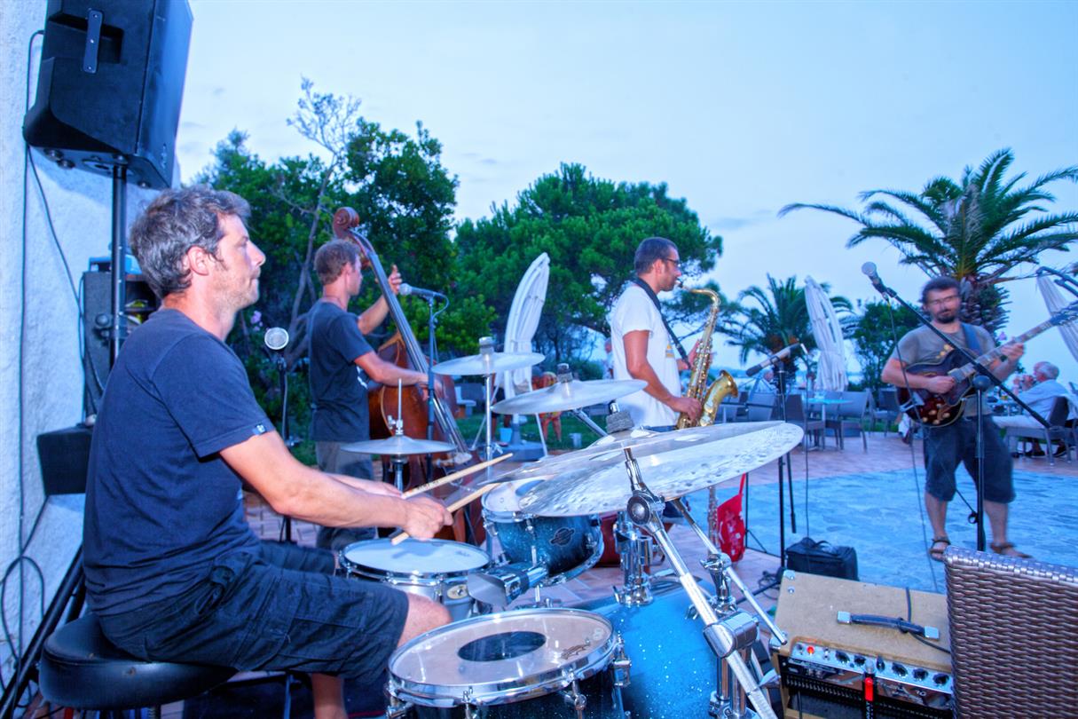 Concert op het Domaine de Bagheera, naturistencamping op Corsica