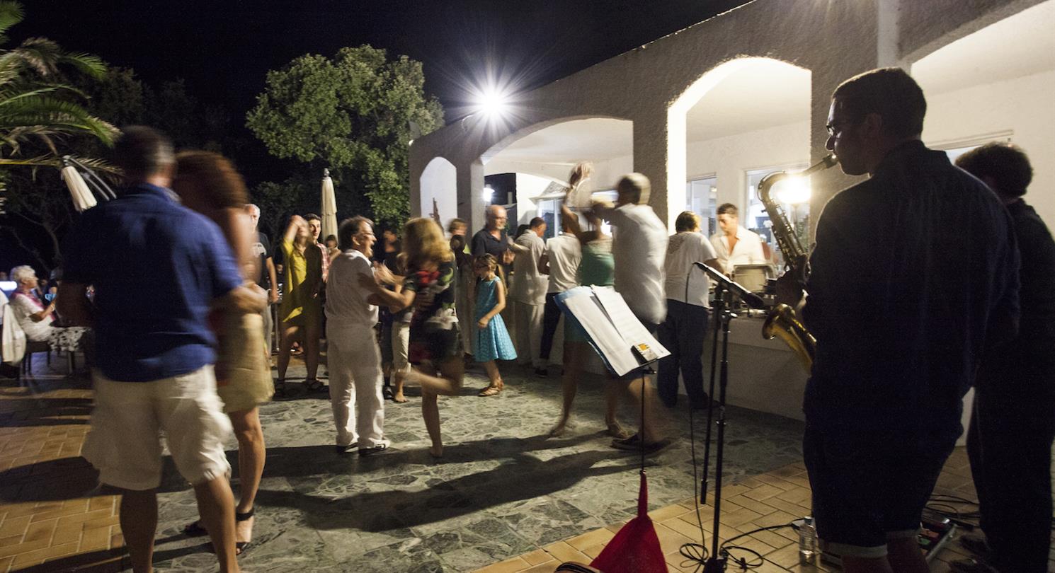 Concert op het Domaine de Bagheera - naturisme op Corsica