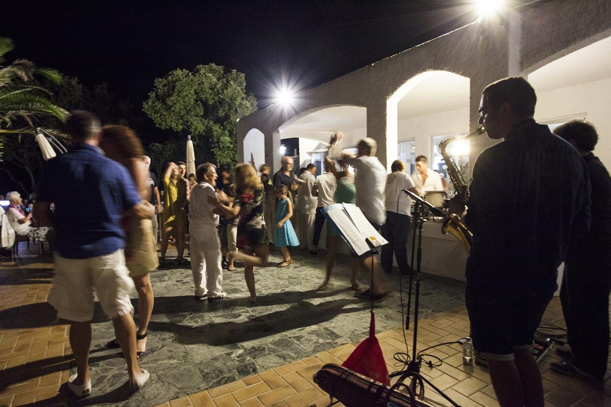 Concert op het Domaine de Bagheera - naturisme op Corsica