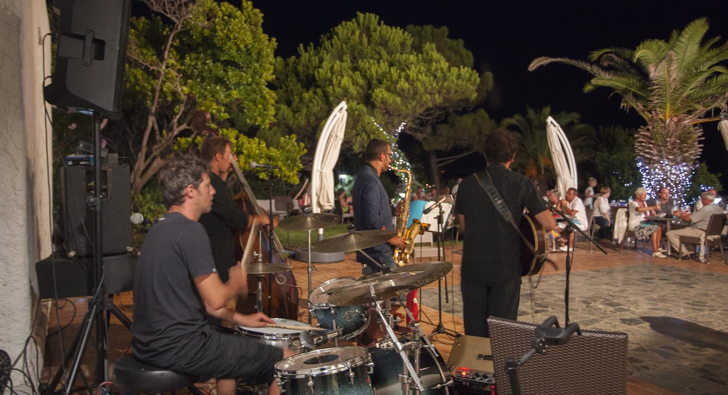 Concert in het Domaine de Bagheera, naturistenverblijf in Corsica