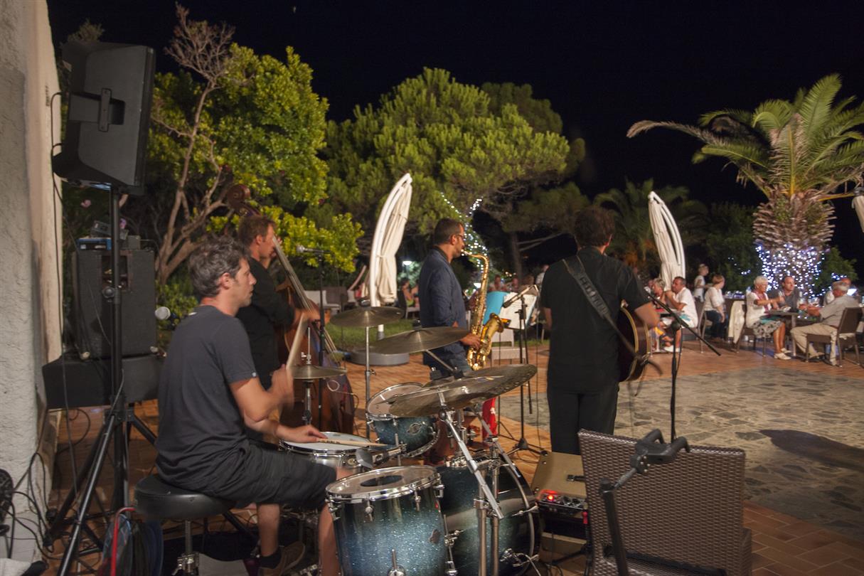 Concert in het Domaine de Bagheera, naturistenverblijf in Corsica