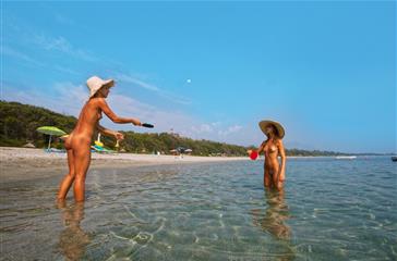 Sportactiviteiten op de stranden van Bagheera - naturistencamping Corsica