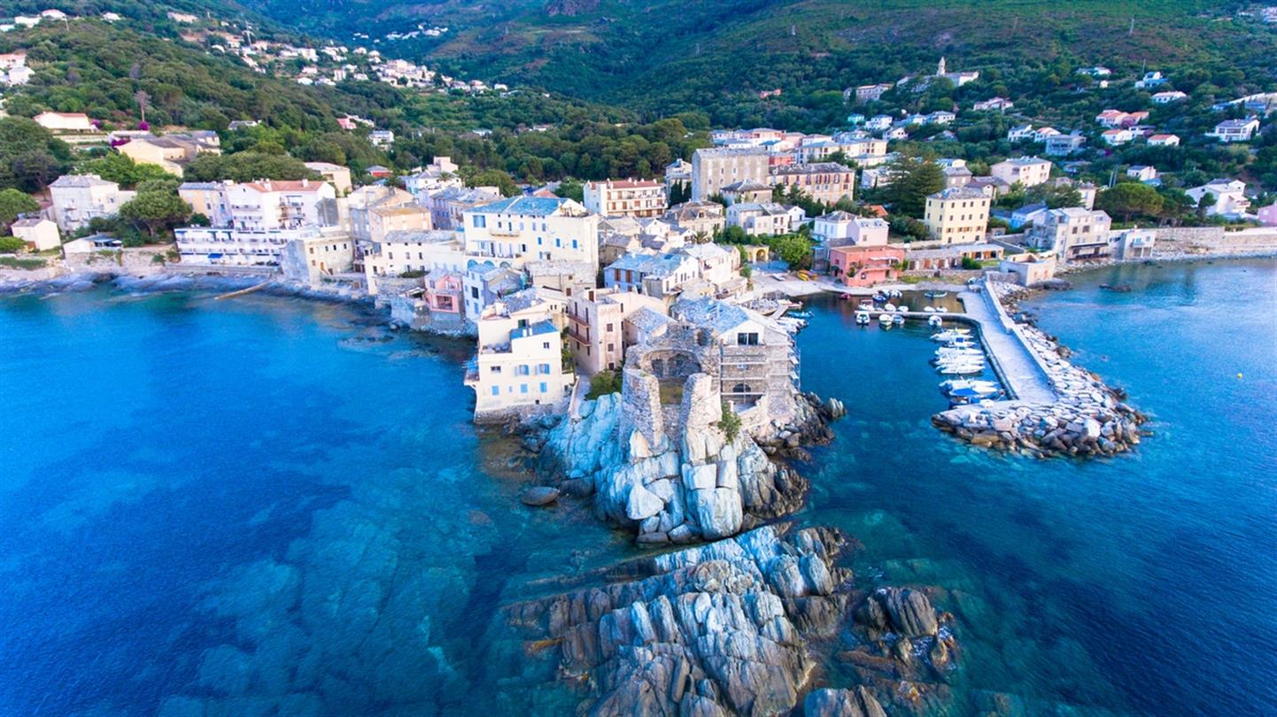 Tour Genoise, Erbalunga op Corsica - Domaine de Bagheera, naturistencamping Corsica