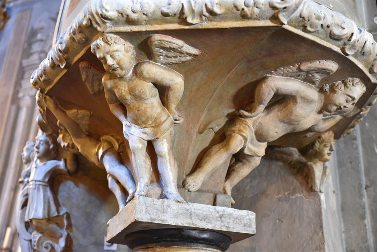 Gebeeldhouwde engelen van de preekstoel van de kerk Saint Erasme Cervione in de buurt van naturistencamping Corsica