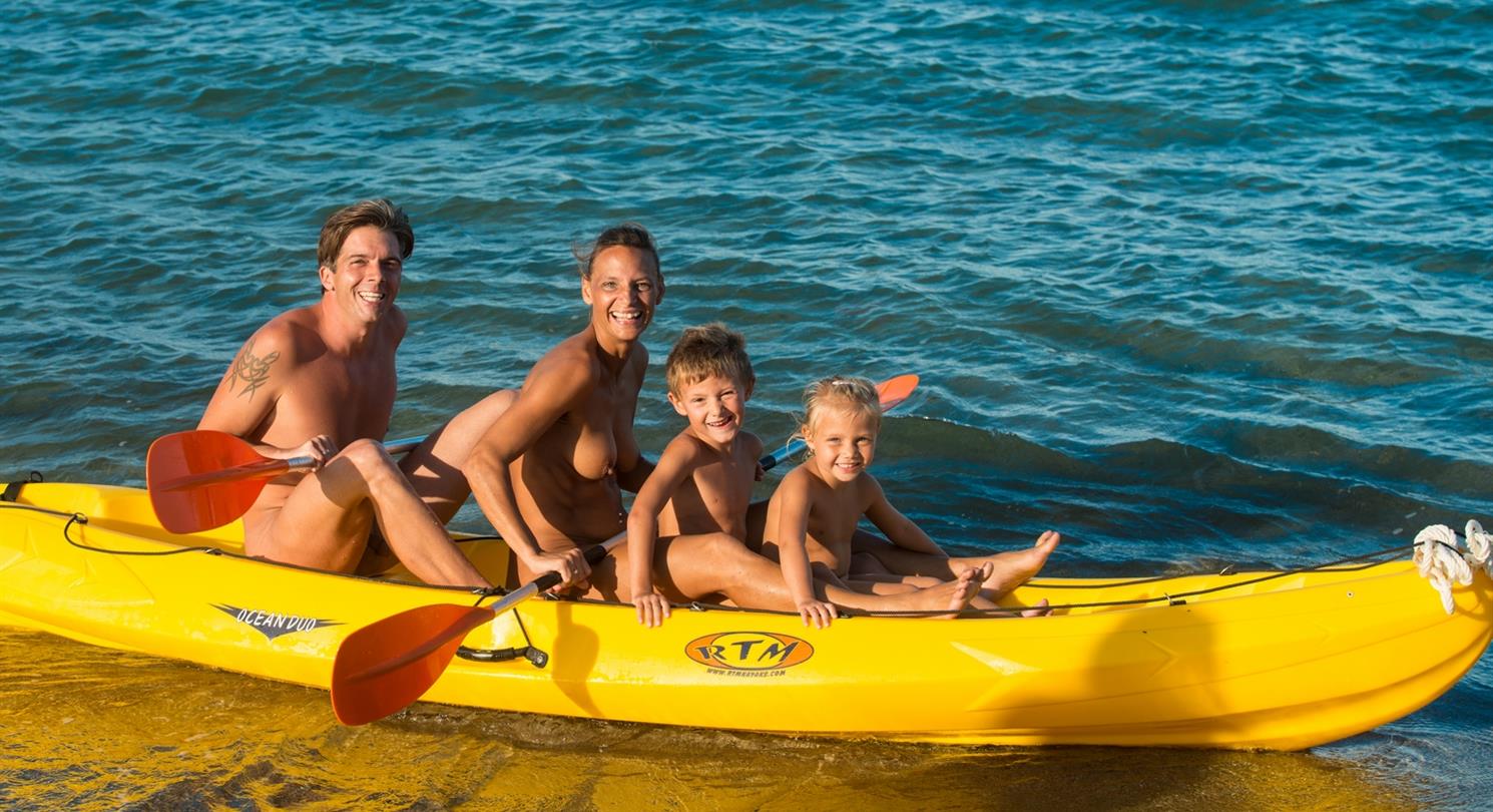 Familie kajakverhuur op naturistencamping Corsica, 4-sterren camping aan zee