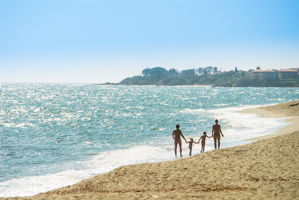 e geheime vijver van Bagheera op Corsica, vlakbij naaktstranden