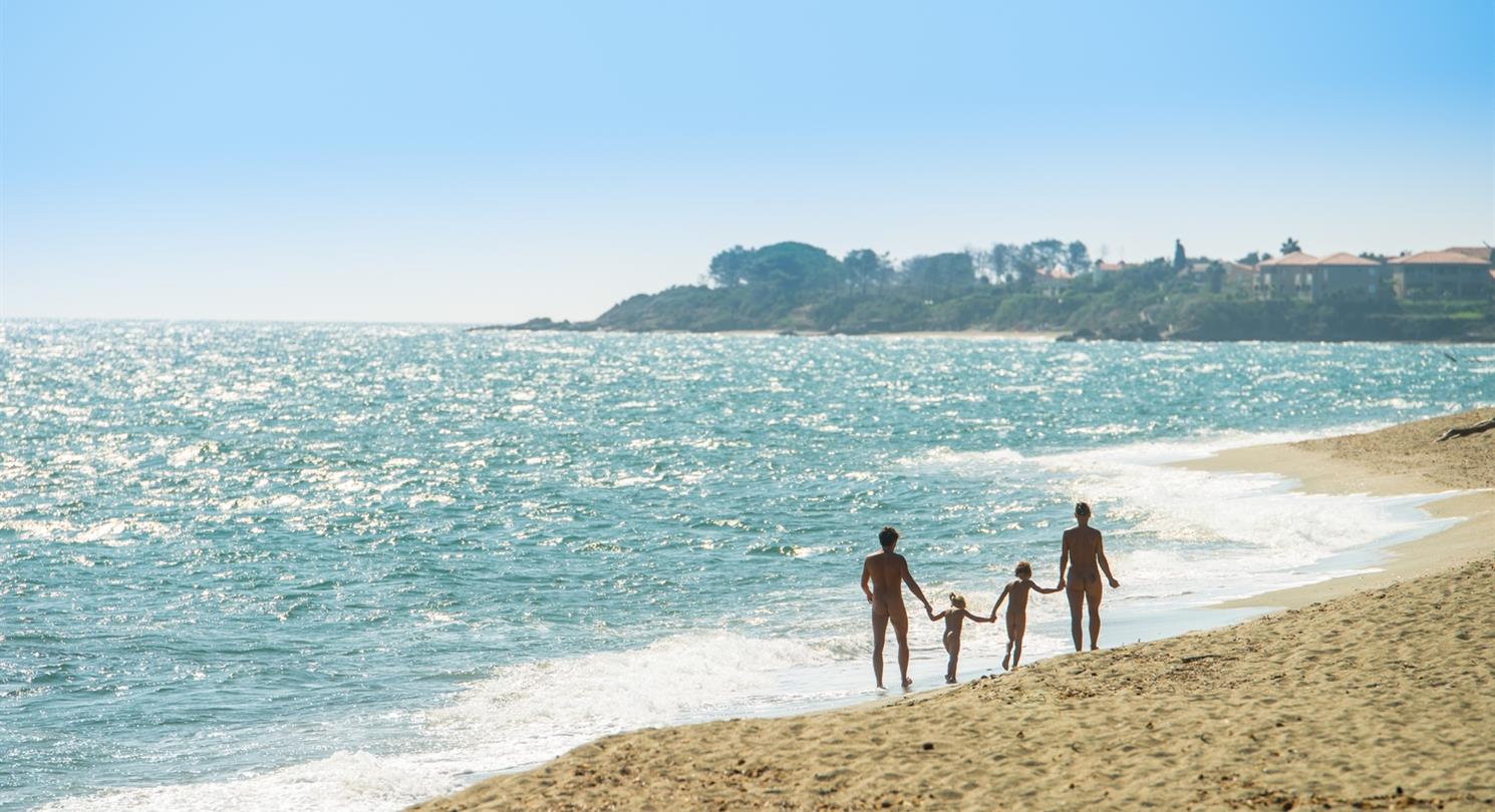 Strand voor naturisten in het naturistengebied Bagheera - naturistencamping Corsica