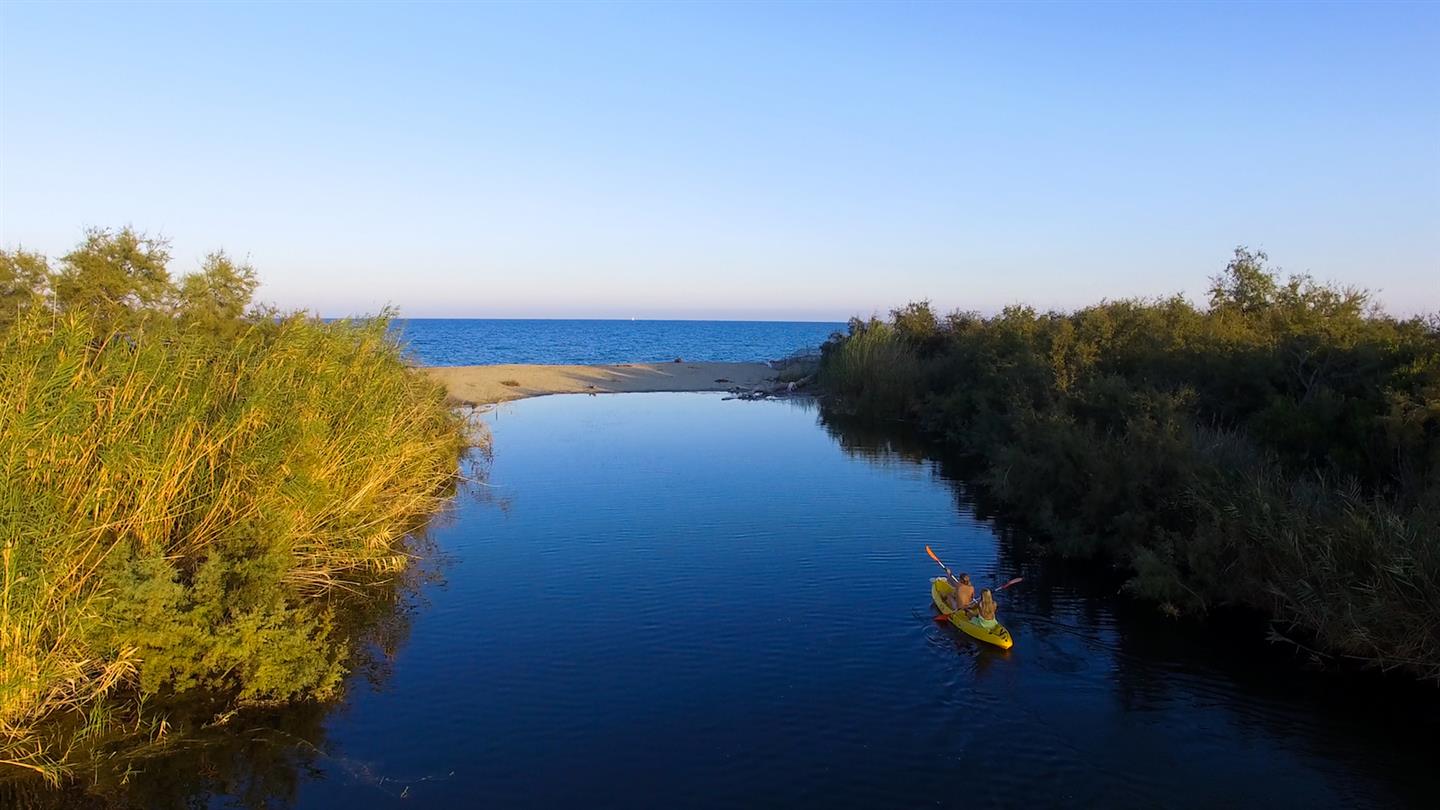 vijver met uitzicht op de Middellandse Zee - Domaine de Bagheera, Corsicaanse naturistencamping