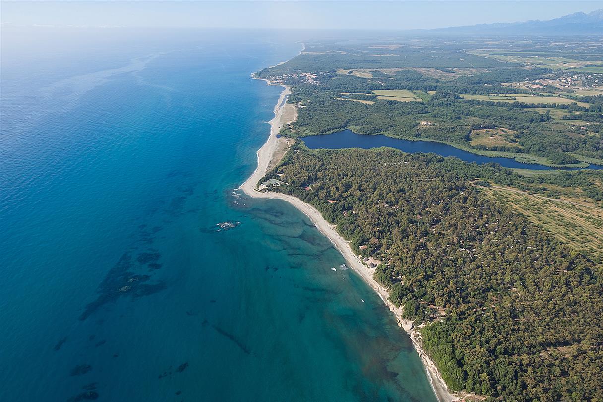 Luchtfoto - Domaine de Bagheera, Corsicaans vakantiedorp en naturistencamping Corsica