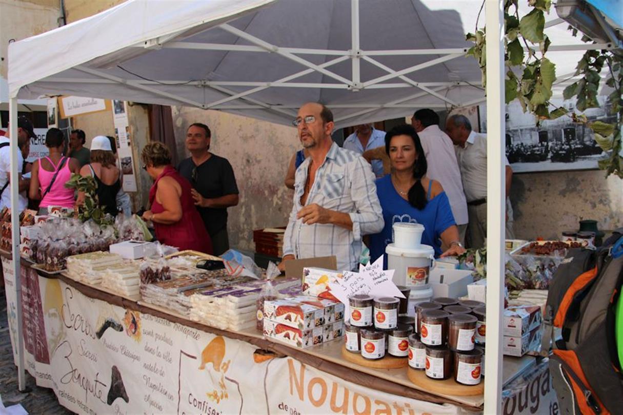 Hazelnotenbeurs in augustus Cervioni - Domaine de Bagheera, naturistencamping op Corsica