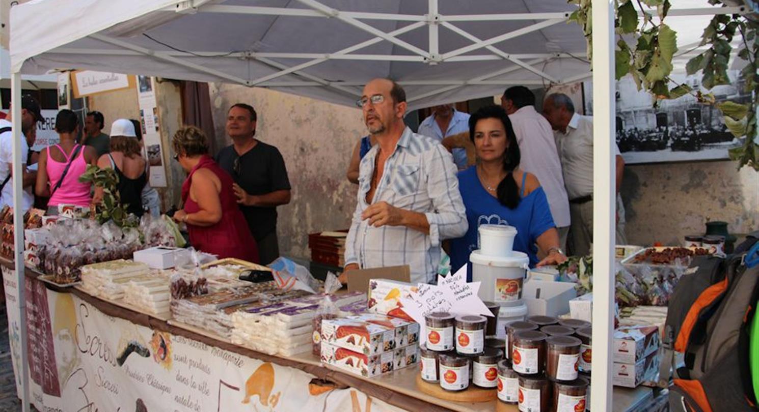 Hazelnootbeurs in augustus Cervioni - Domaine de Bagheera Corse