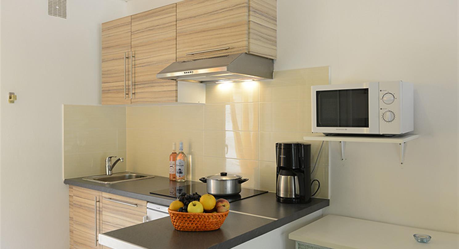 Keuken van de studio, villa, in naturistenresidentie en camping in Corsica, vlakbij naaktstrand