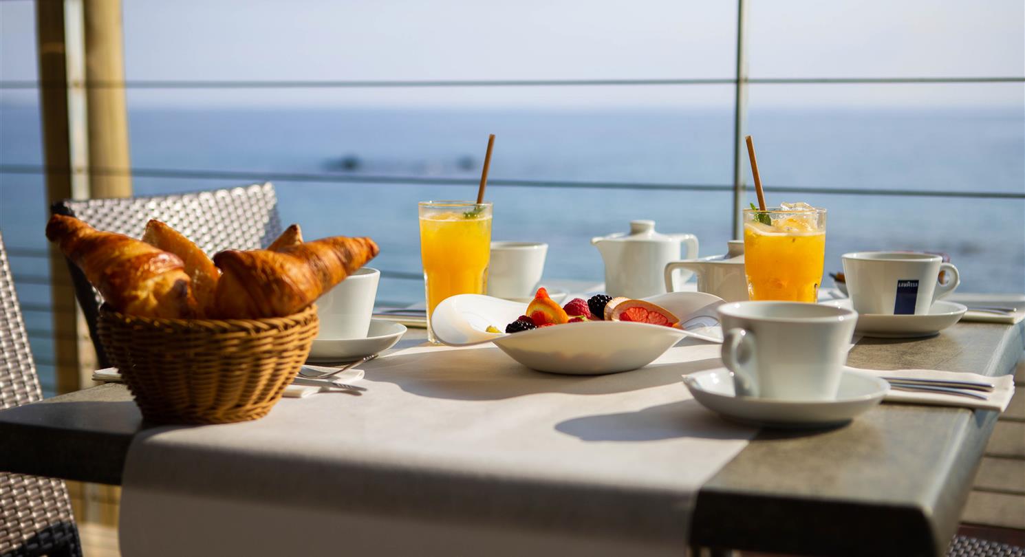 Ontbijt in het restaurant aan zee van de 4-sterren naturistencamping Corsica in Bagheera