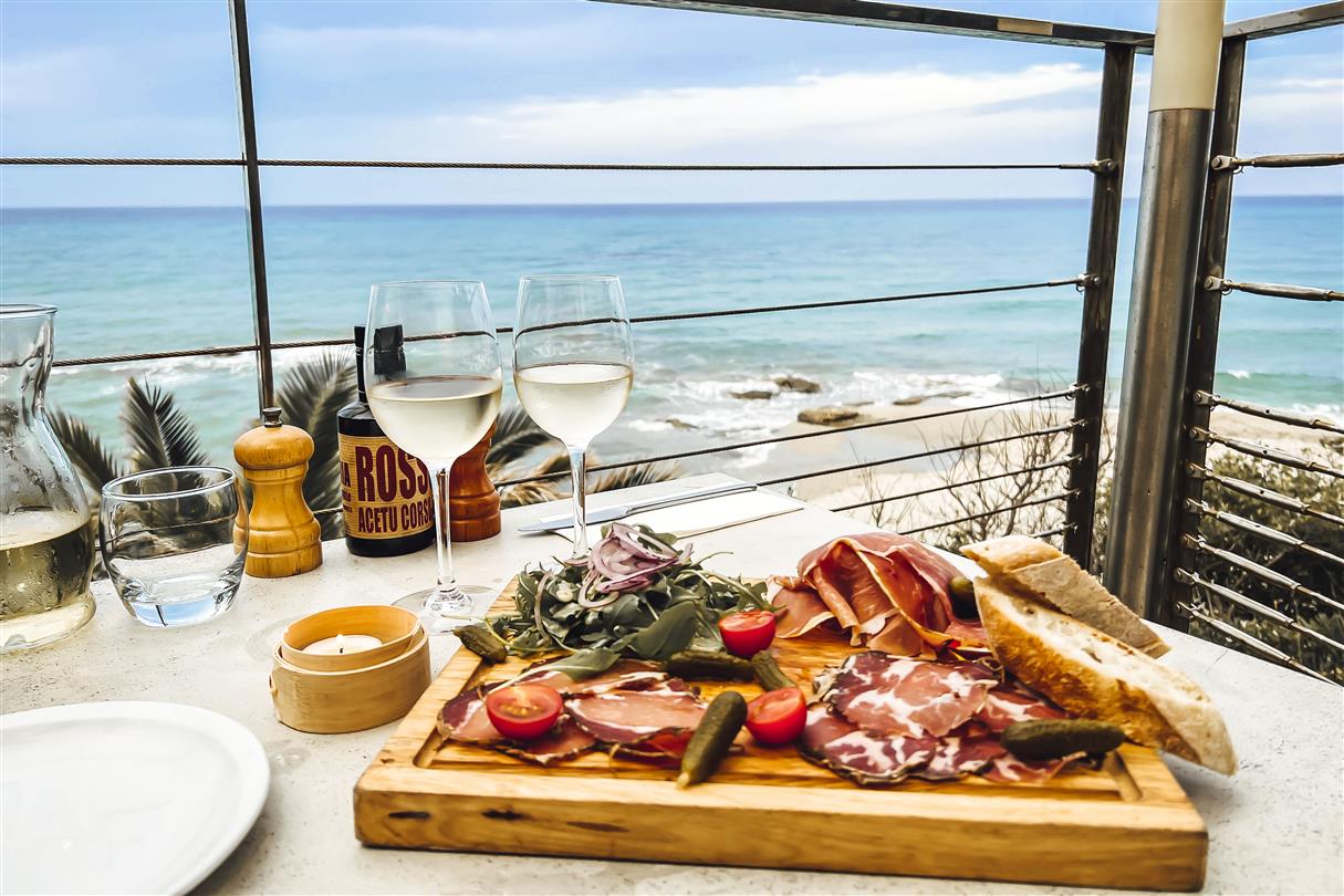 Bagheera restaurant aan zee in Bravone Linguizzetta, Corsica