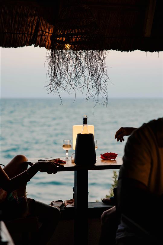 Strohut met zeezicht - naturistengebied Bagheera Corsica