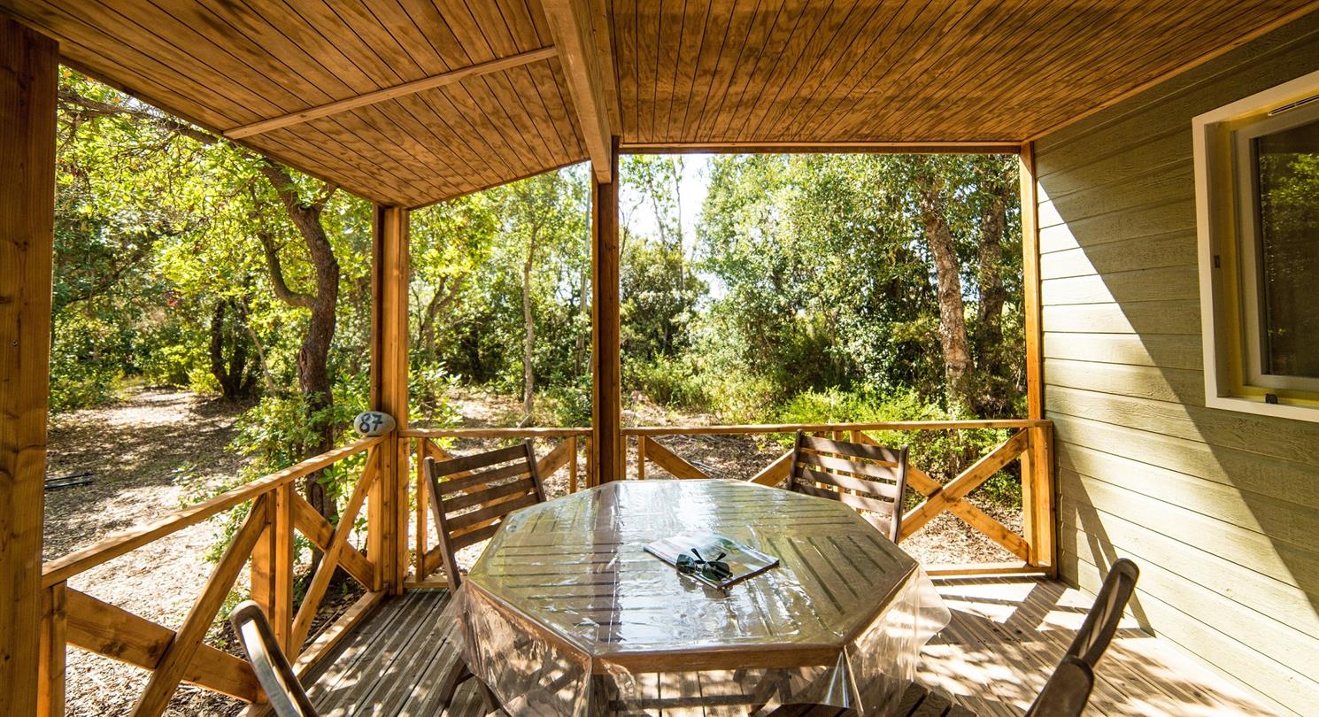 Naturistisch chalet op een camping aan zee tussen Bastia en Porto Vecchio - naturistencamping Corsica
