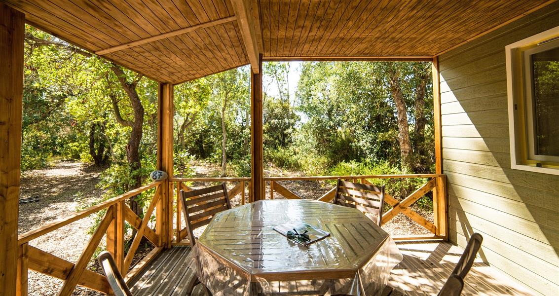 Naturistisch chalet op een camping aan zee tussen Bastia en Porto Vecchio - naturistencamping Corsica