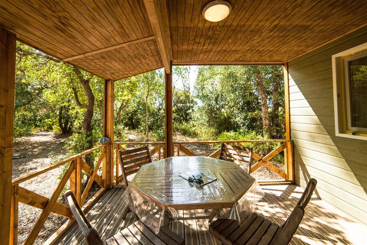 Naturistisch chalet op een camping aan zee tussen Bastia en Porto Vecchio - naturistencamping Corsica
