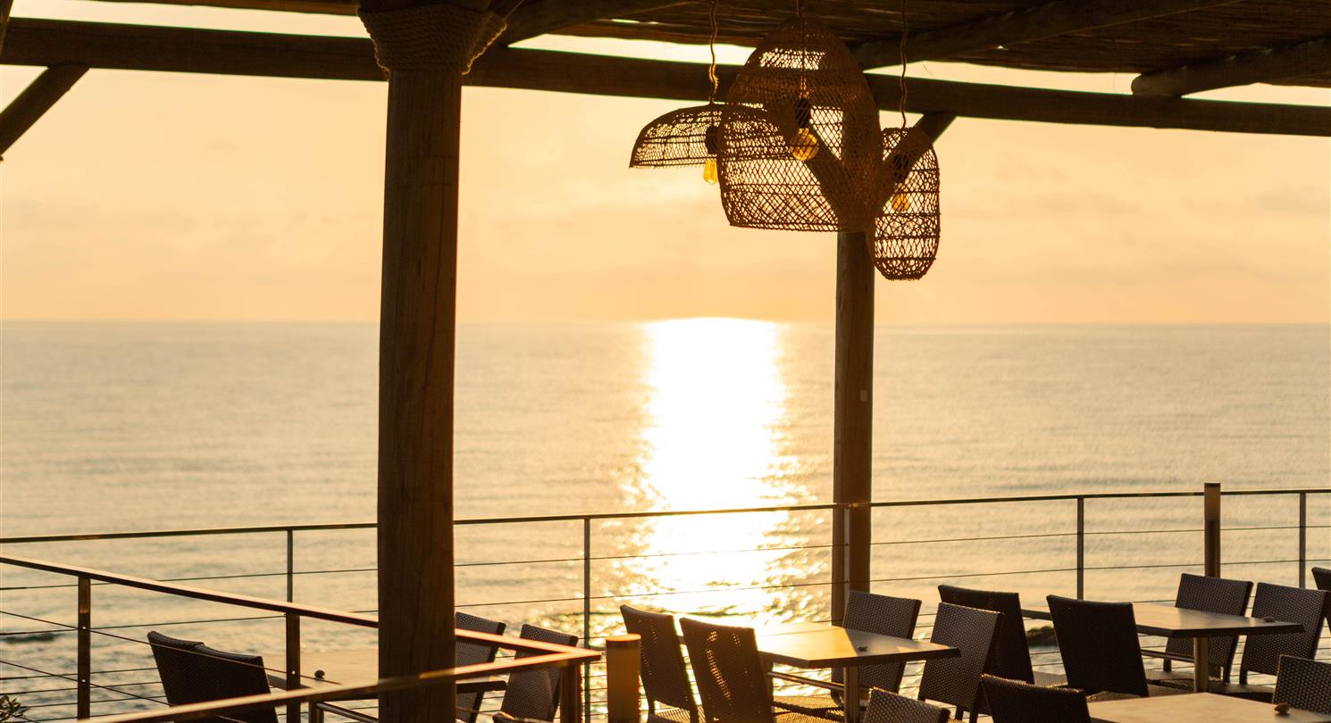 Ontbijt in het restaurant aan zee van de 4-sterren naturistencamping Corsica in Bagheera