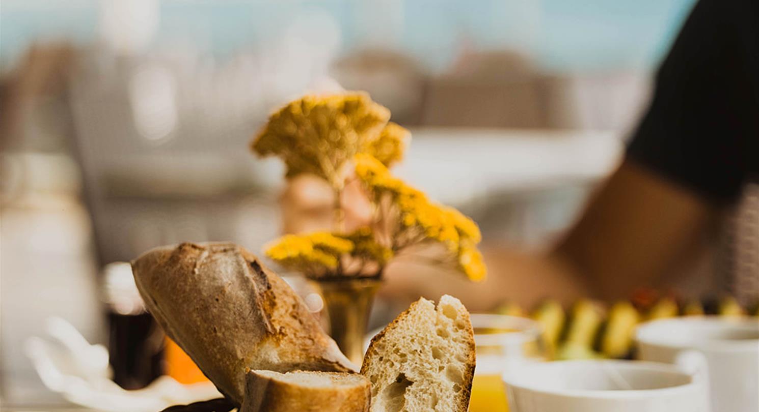 Ontbijt in het restaurant aan zee van de 4-sterren naturistencamping Corsica in Bagheera