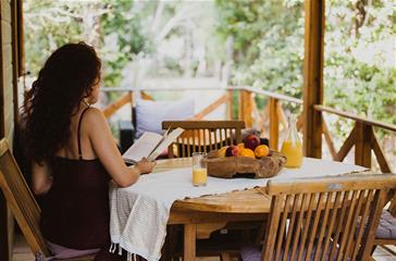  Gezinsvakantie, chaletterras op uw naturistencamping op Corsica