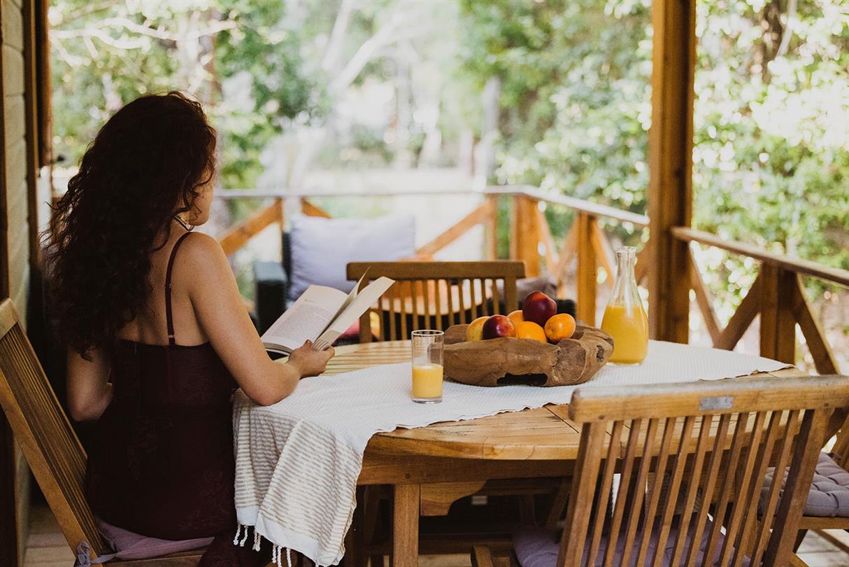  Gezinsvakantie, chaletterras op uw naturistencamping op Corsica